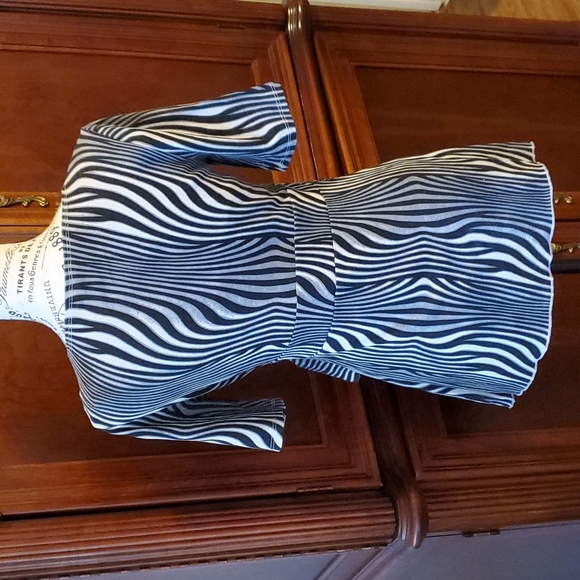 Adorable striped top - Picture 2 of 3